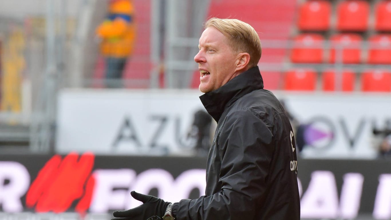 Chef-Trainer Timo Schultz bei einem Spiel des FC St. Pauli (Archivbild): Der Coach glaubt an eine echt Chance für sein Team.