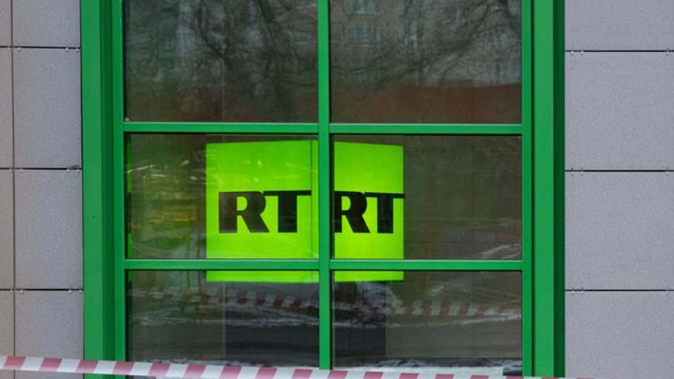 Die Plattformen Facbeook, Instagram und Tiktok haben den Zugang zu russischen Staatsmedien wie RT in der EU gesperrt.