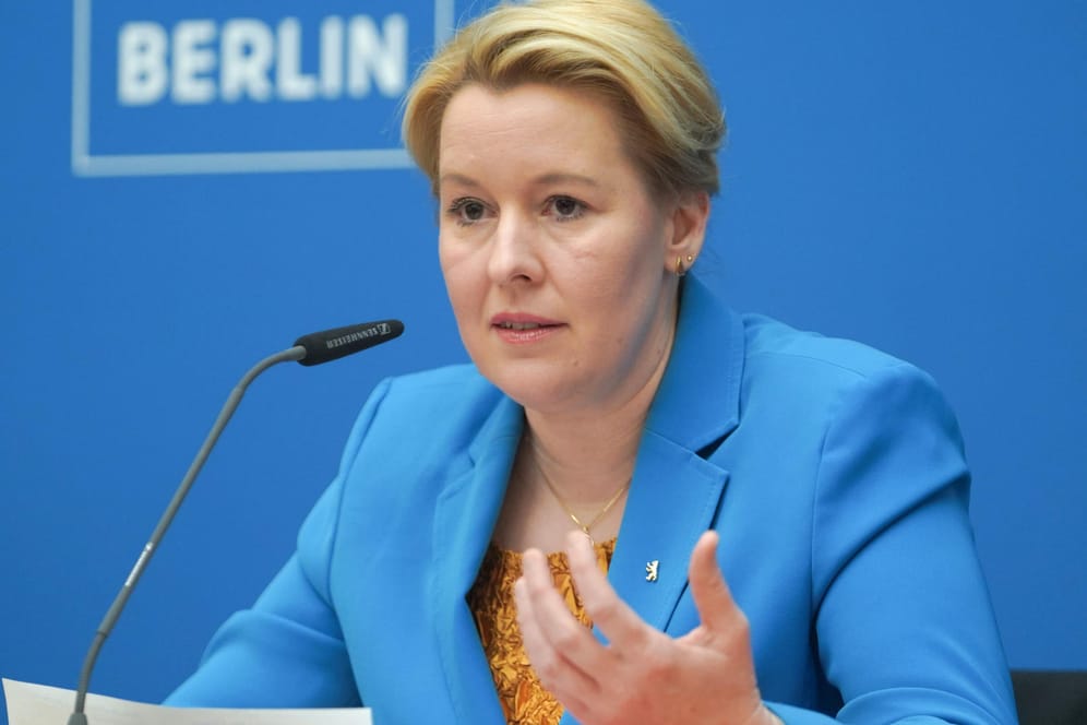 Franziska Giffey (SPD), Regierende Bürgermeisterin von Berlin, spricht auf einer Pressekonferenz nach der Sitzung des Berliner Senats: Er hat sich auf weitere Lockerungen der Corona-Regeln geeinigt.
