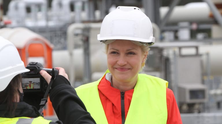 Manuela Schwesig, 2020: Die Ministerpräsidentin von Mecklenburg-Vorpommern bei dem Besuch einer Anlandestation für die Ostseepipeline Nord Stream 2.