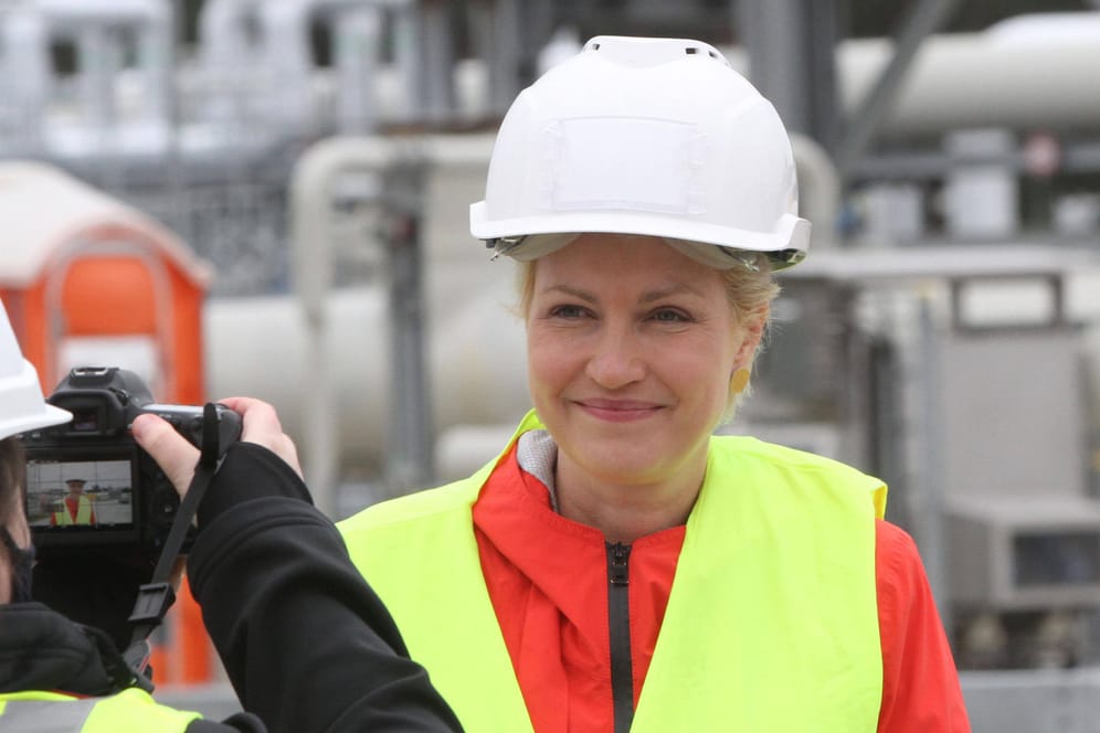 Manuela Schwesig, 2020: Die Ministerpräsidentin von Mecklenburg-Vorpommern bei dem Besuch einer Anlandestation für die Ostseepipeline Nord Stream 2.