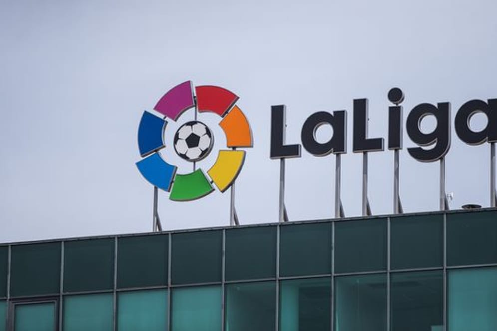 Das Logo der spanischen Fußball-Liga, La Liga, ist über dem Hauptsitz in Madrid zu sehen.