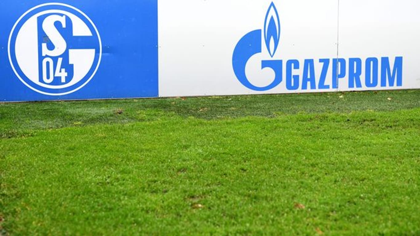 Der Fußball-Zweitligist FC Schalke 04 hat dem Sponsor Gazprom gekündigt.