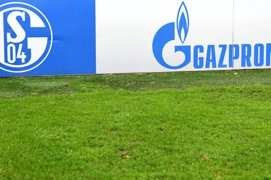 Der Fußball-Zweitligist FC Schalke 04 hat dem Sponsor Gazprom gekündigt.