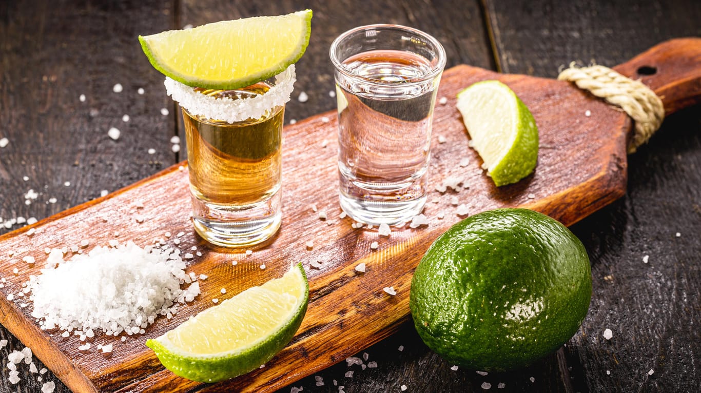 Tequila mit Salz und Limette: Wie gut wissen Sie über das beliebte Getränk Bescheid? Testen Sie Ihr Wissen in unserem kniffligen Quiz.