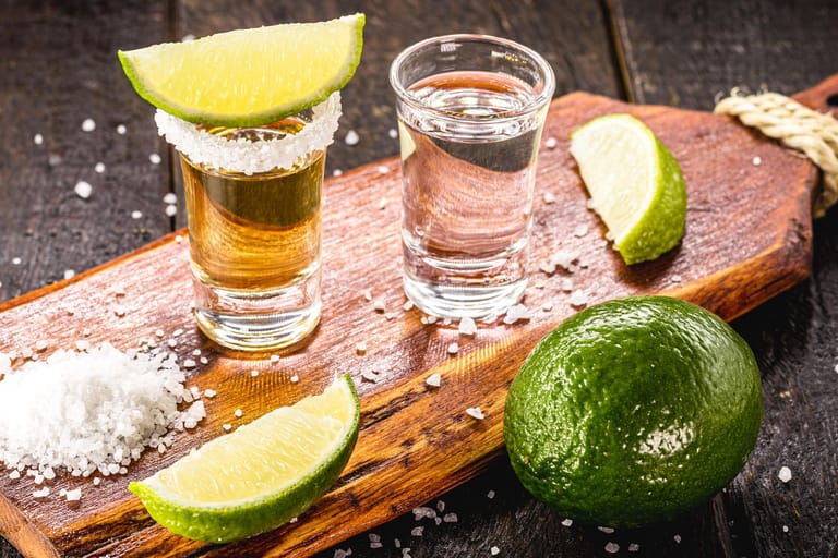 Tequila mit Salz und Limette: Wie gut wissen Sie über das beliebte Getränk Bescheid? Testen Sie Ihr Wissen in unserem kniffligen Quiz.