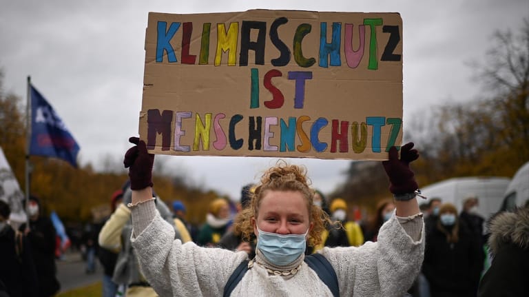 Eine Demonstrantin bei einem Fridays-for-Future-Protest in Berlin: Noch immer scheint vielen Menschen nicht bewusst zu sein, dass Klimaschutz kein Selbstzweck ist, befürchtet Eckart von Hirschhausen.