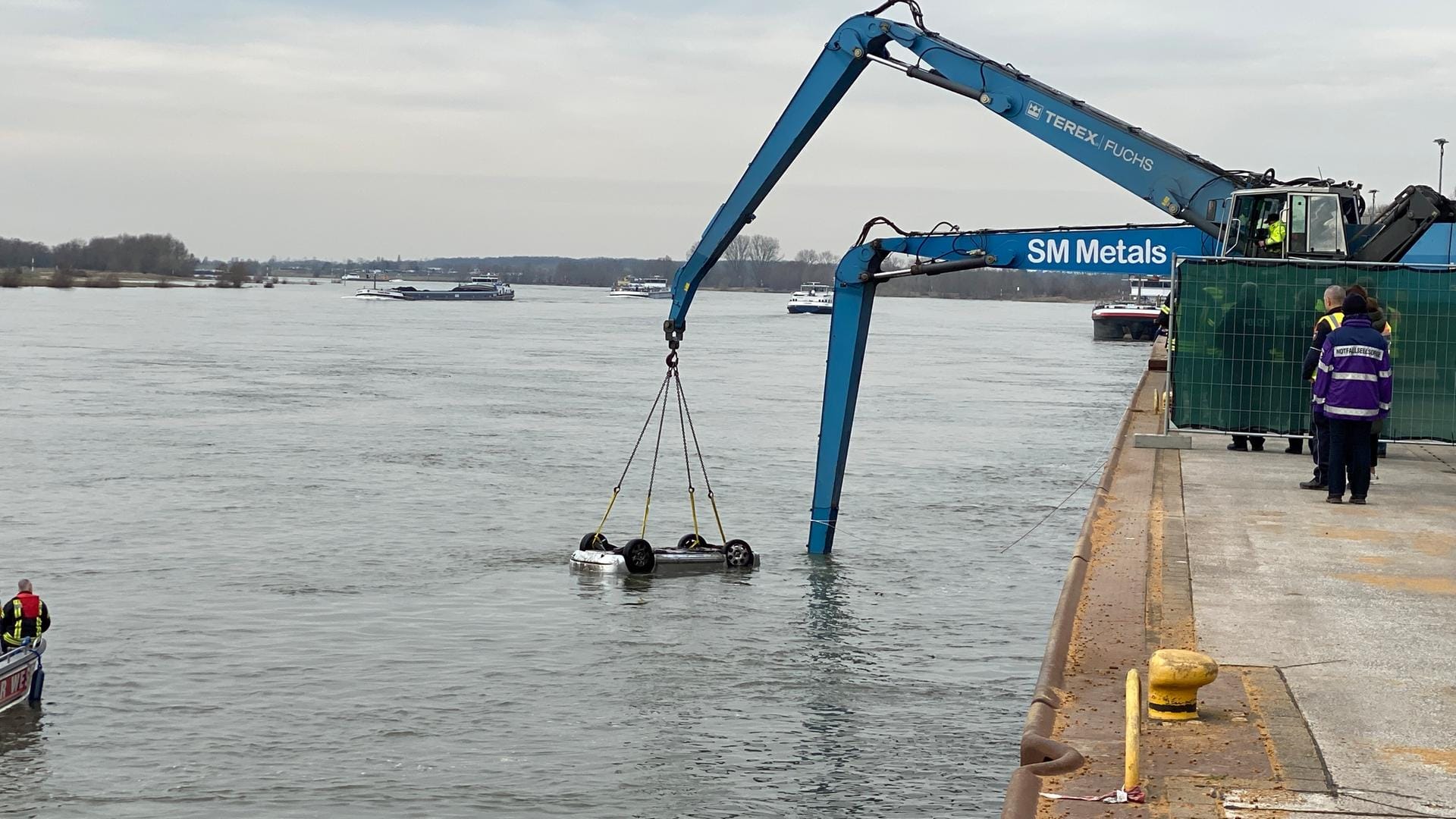 Ein Kran birgt das Auto aus dem Rhein: Ein Taucher hatte das Wrack entdeckt, in dem drei junge Leute ums Leben gekommen sind.