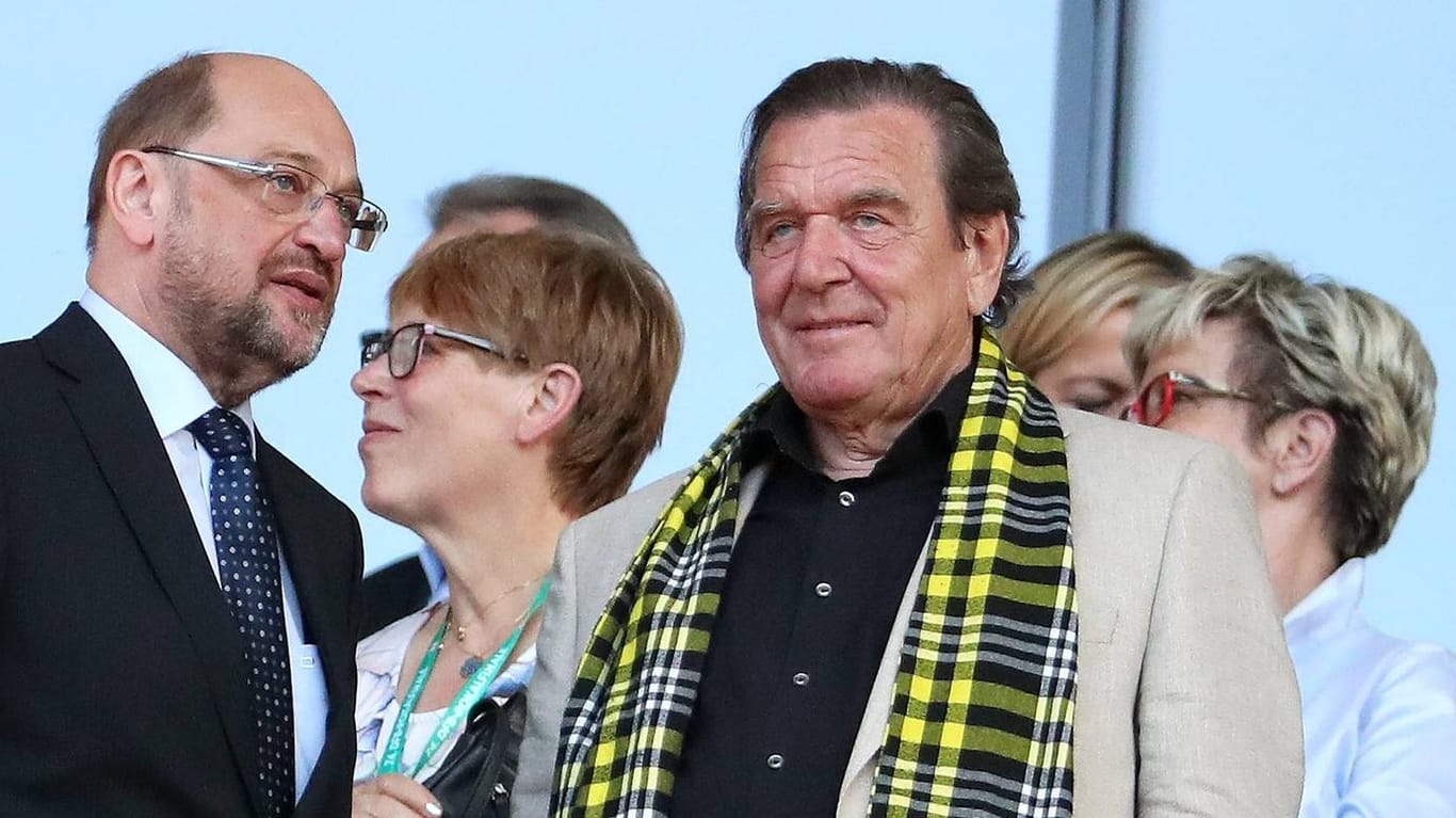 Gerhard Schröder (re., 2017 beim DFB-Pokal-Finale): Dem Alt-Kanzler könnte bald die BVB-Ehrenmitgliedschaft entzogen werden.