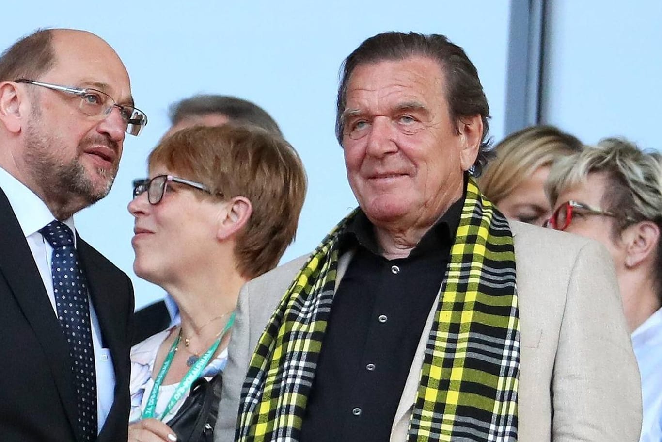 Gerhard Schröder (re., 2017 beim DFB-Pokal-Finale): Dem Alt-Kanzler könnte bald die BVB-Ehrenmitgliedschaft entzogen werden.