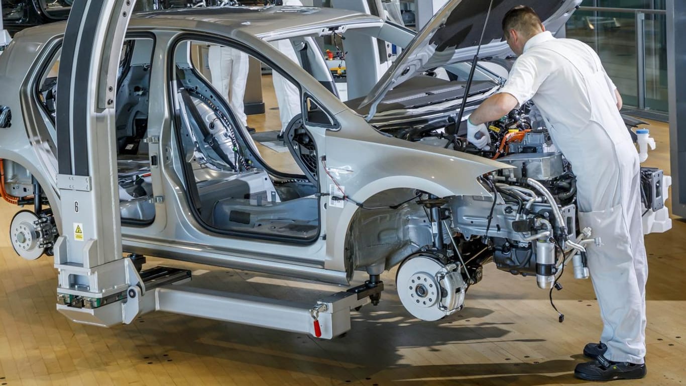Neuwagen-Montage im Dresdener VW-Werk: Neben einer Reihe weiterer Engpässe droht nun eine Palladium-Knappheit.