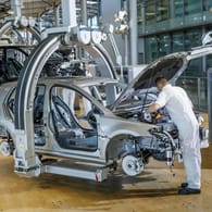 Neuwagen-Montage im Dresdener VW-Werk: Neben einer Reihe weiterer Engpässe droht nun eine Palladium-Knappheit.