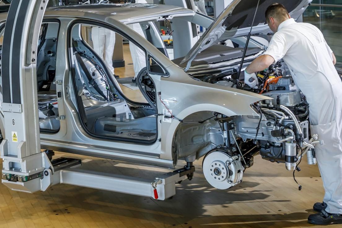 Neuwagen-Montage im Dresdener VW-Werk: Neben einer Reihe weiterer Engpässe droht nun eine Palladium-Knappheit.