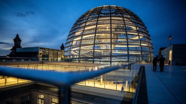 Der Deutsche Bundestag im Reichstagsgebäude mit der gläsernen Kuppel. Der Deutsche Bundestag im Reichstagsgebäude mit der gläsernen Kuppel.