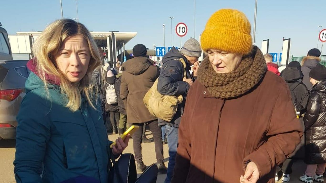 Yana Dudka (links) und ihre Schwiegermutter Valentyna auf dem Weg nach Deutschland: Die Kinder dachten, dass sie in den Urlaub fahren.