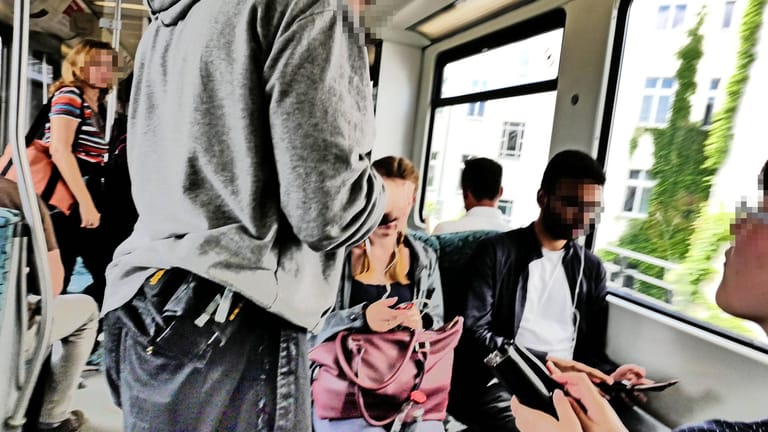 Ein Mann kontrolliert in einer Berliner S-Bahn Fahrkarten (Symbolbild): Immer wieder kommt es auch zu Angriffen auf die Kontrolleure.