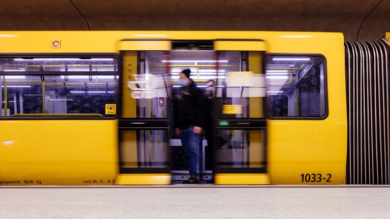 Fahrgäste steigen aus einer Berliner U-Bahn aus (Symbolbild): Wer hier ohne Ticket erwischt wird, muss tief in die Tasche greifen.