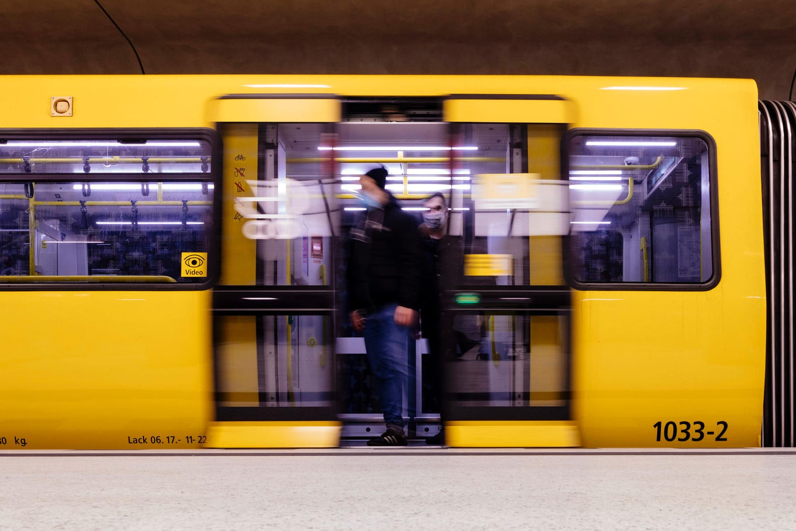 Fahrgäste steigen aus einer Berliner U-Bahn aus (Symbolbild): Wer hier ohne Ticket erwischt wird, muss tief in die Tasche greifen.