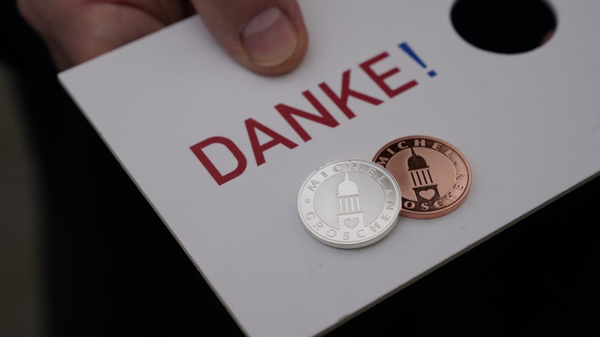 Dankeskarte mit einem silbernen und kupfernen Michel-Groschen: Der Hamburger Michel hat echte Michel-Groschen drucken lassen. Dankeskarte mit einem silbernen und kupfernen Michel-Groschen: Der Hamburger Michel hat echte Michel-Groschen drucken lassen.