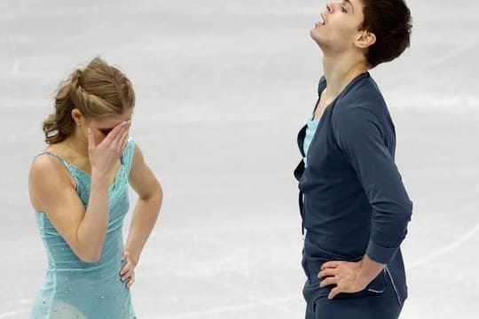 Die Paarläufer Minerva Hase (l) und Nolan Seegert können derzeit ihr Training nicht in Russland abhalten.