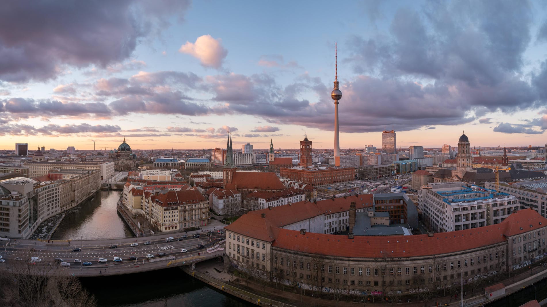 Blick auf die Berliner Innenstadt (Symbolbild): Die Regierende Bürgermeisterin verwies auf die Demonstranten, die in Moskau gegen den Angriff auf die Ukraine protestierten.