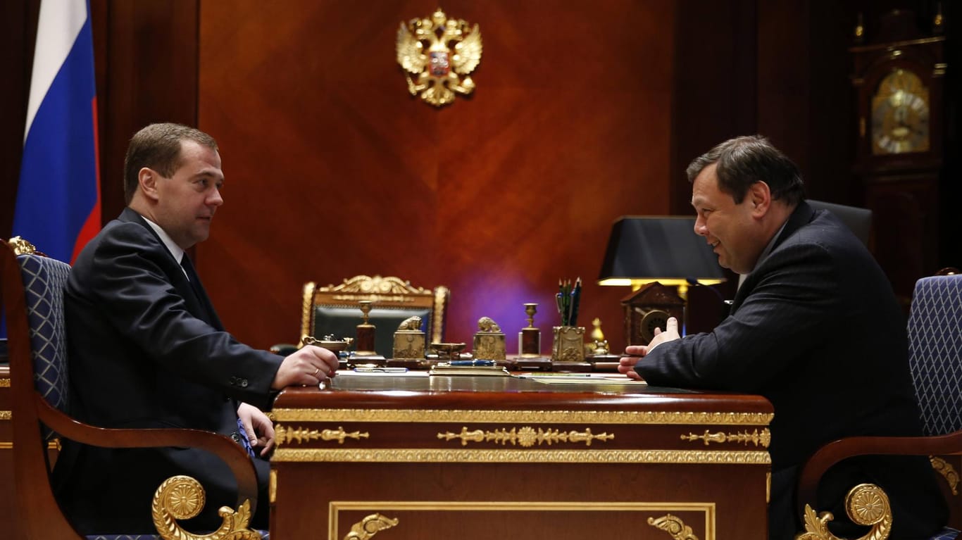 Am Tisch des damaligen Präsidenten: Oligarch Mikhail Fridman 2013 an einem Tisch mit Dmitri Medwedew, einem Vertrauten Putins.
