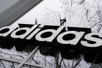 Das Logo von Adidas an einem Geschäft: Der Sportartikelhersteller setzt die Partnerschaft mit dem Russischen Fußballverband RFS aus.