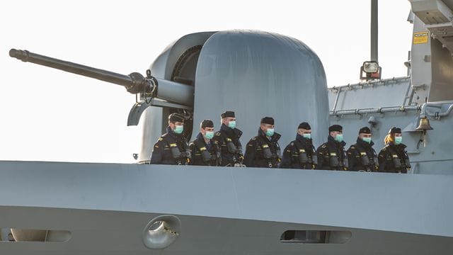 Marinesoldaten der Korvette "Erfurt" auf dem Schiff, während sie den Marinestützpunkt Wilhelmshaven verlassen, um sich der Standing NATO Maritime Group 1 (SNMG 1) anzuschließen. Marinesoldaten der Korvette "Erfurt" auf dem Schiff, während sie den Marinestützpunkt Wilhelmshaven verlassen, um sich der Standing NATO Maritime Group 1 (SNMG 1) anzuschließen.