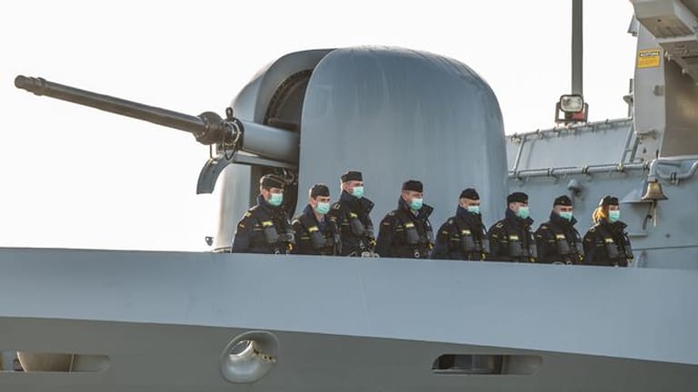 Marinesoldaten der Korvette "Erfurt" auf dem Schiff, während sie den Marinestützpunkt Wilhelmshaven verlassen, um sich der Standing NATO Maritime Group 1 (SNMG 1) anzuschließen.