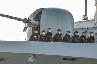Marinesoldaten der Korvette "Erfurt" auf dem Schiff, während sie den Marinestützpunkt Wilhelmshaven verlassen, um sich der Standing NATO Maritime Group 1 (SNMG 1) anzuschließen.