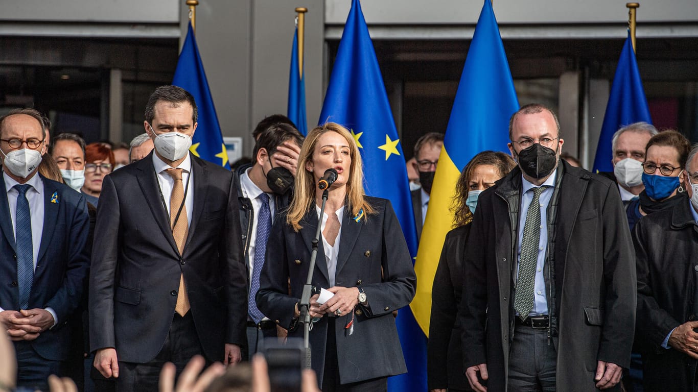 Roberta Metsola, Vorsitzende des Europäischen Parlaments, und Jehor Pyvovarov, der ukrainische Botschafter in Belgien, nach der Plenarsitzung des Europäischen Parlaments.