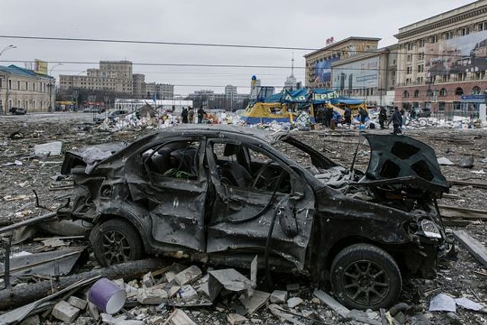 Der zentrale Platz in Charkiw liegt nach dem Beschuss des Rathauses in Trümmern.