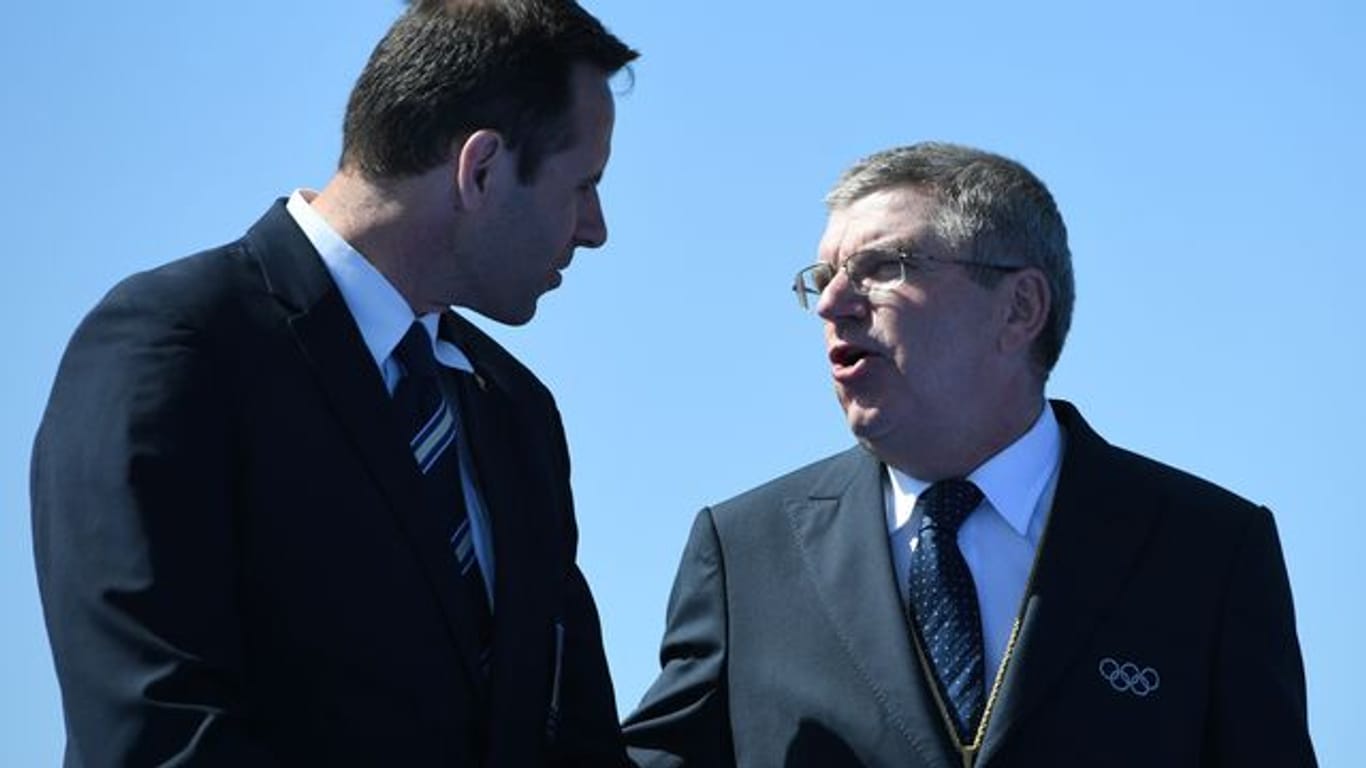 Jean-Christophe Rolland (l), Präsident des Ruder-Weltverbands, im Gespräch mit IOC-Chef Thomas Bach.