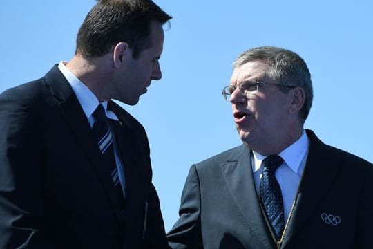 Jean-Christophe Rolland (l), Präsident des Ruder-Weltverbands, im Gespräch mit IOC-Chef Thomas Bach.