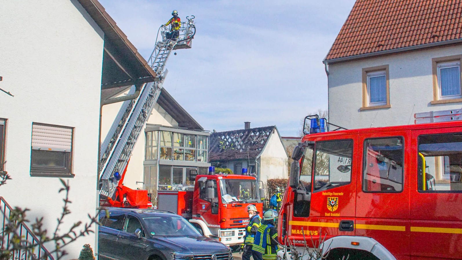 Einsatzkräfte der Feuerwehr löschen einen Brand in einem Einfamilienhaus: Dort wurden drei Leichen geborgen. Einsatzkräfte der Feuerwehr löschen einen Brand in einem Einfamilienhaus: Dort wurden drei Leichen geborgen.