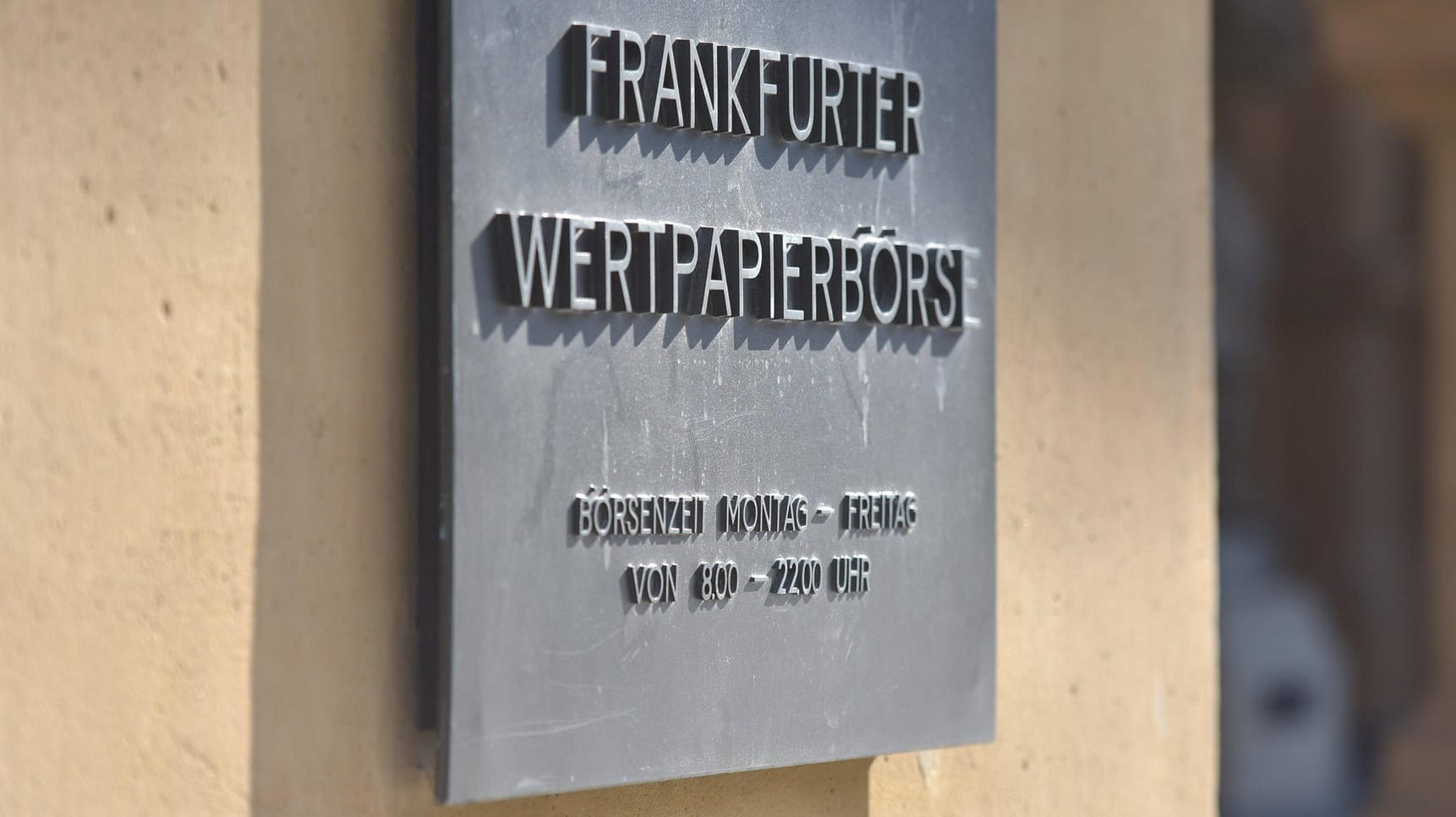Tafel an der Börse in Frankfurt (Symbolbild): Der Börsenbetreiber stoppt den Handel mit russischen Aktien. Tafel an der Börse in Frankfurt (Symbolbild): Der Börsenbetreiber stoppt den Handel mit russischen Aktien.