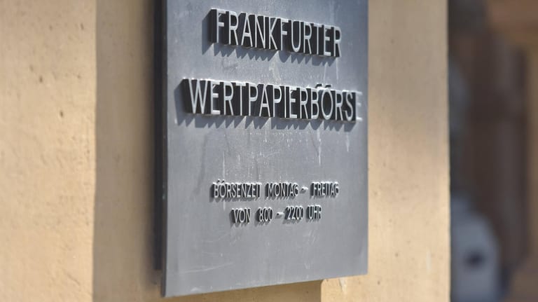 Tafel an der Börse in Frankfurt (Symbolbild): Der Börsenbetreiber stoppt den Handel mit russischen Aktien.