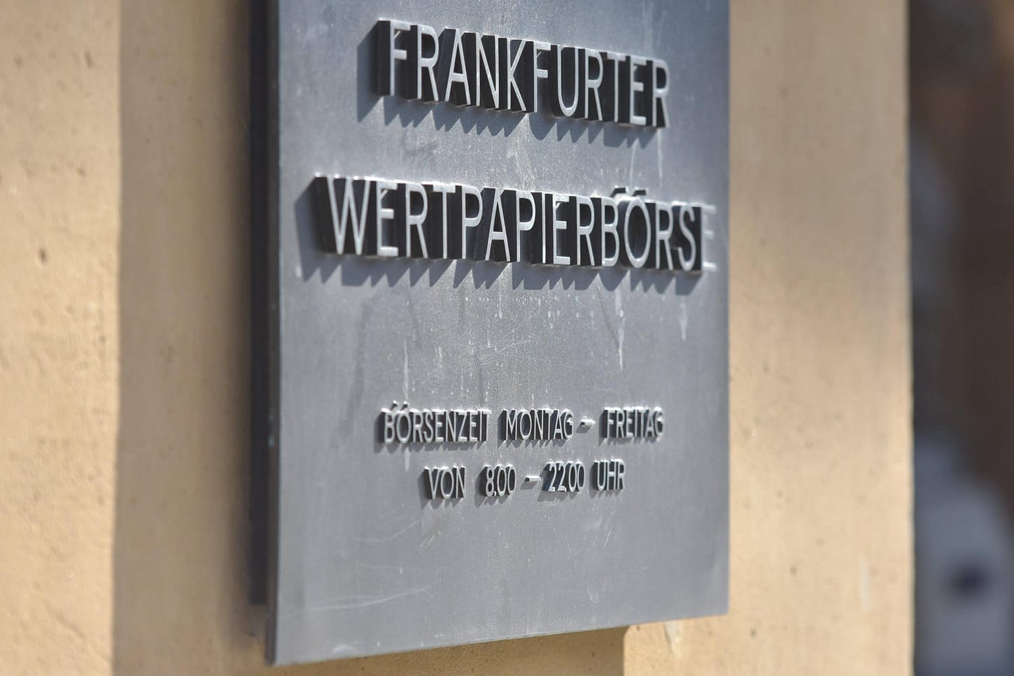 Tafel an der Börse in Frankfurt (Symbolbild): Der Börsenbetreiber stoppt den Handel mit russischen Aktien. Tafel an der Börse in Frankfurt (Symbolbild): Der Börsenbetreiber stoppt den Handel mit russischen Aktien.