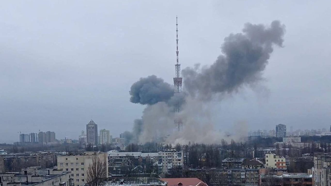 Der Fernsehturm in Kiew wurde von Russland angegriffen: Dabei sind offenbar fünf Menschen getötet worden.