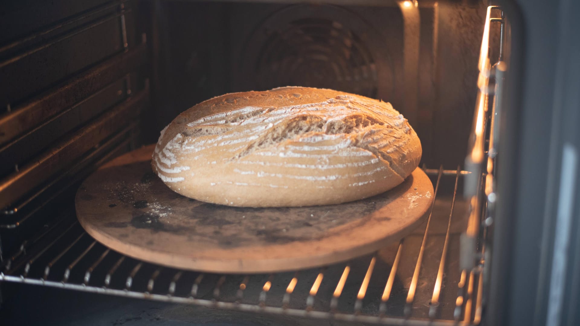 Pizzastein: Auf einem Pizzastein kann neben Pizza auch Brot gebacken werden.