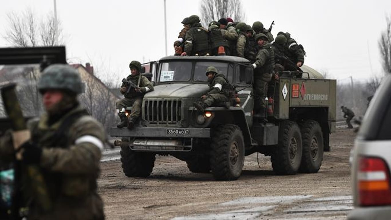 Russische Soldaten auf einem Militärlastwagen.