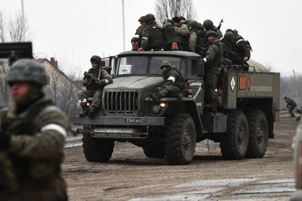 Russische Soldaten auf einem Militärlastwagen.