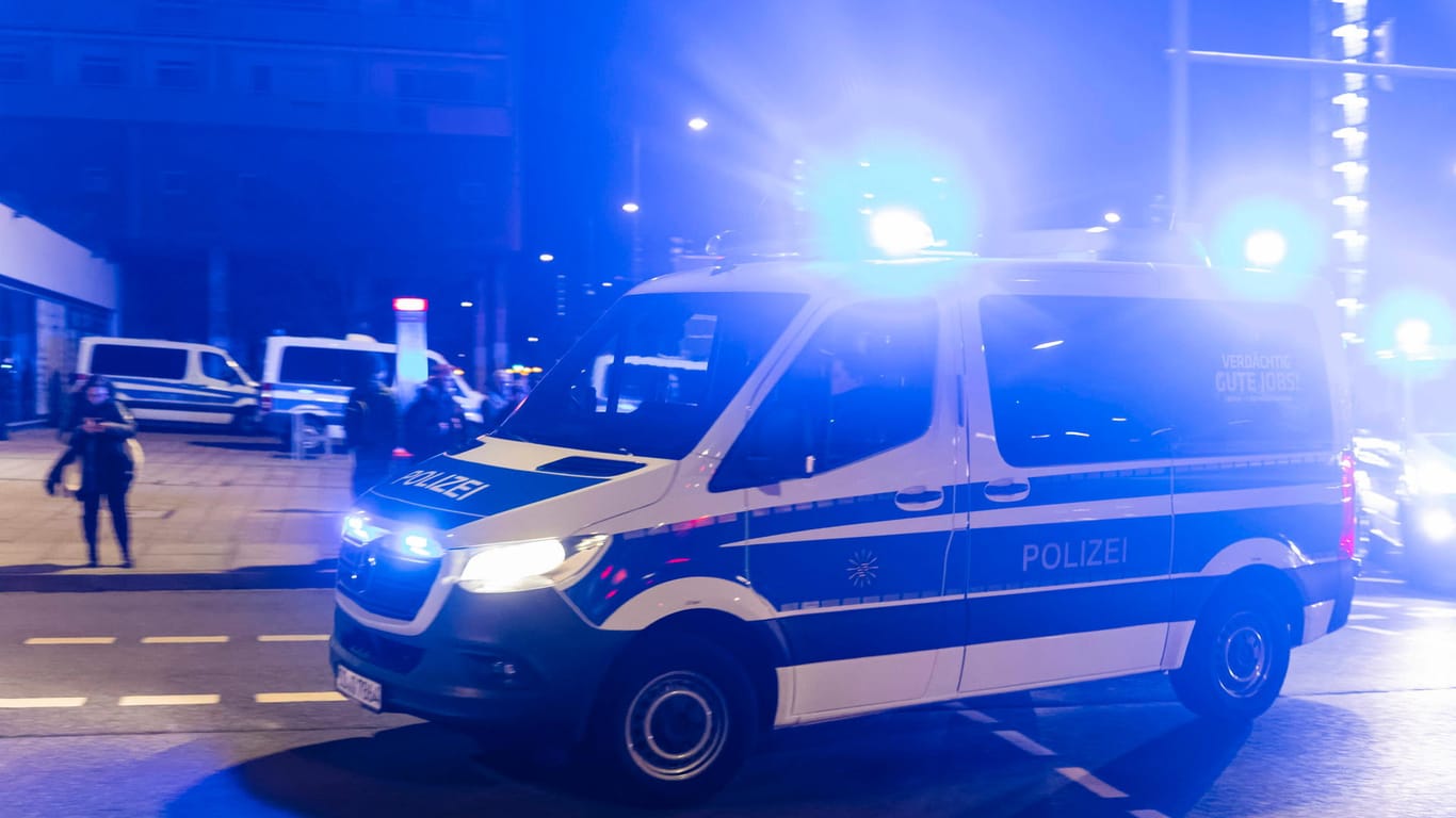 Polizeieinsatz mit Blaulicht (Symbolbild): In Berlin wurden zwei Jugendliche von einer Gruppe angegriffen und verletzt.