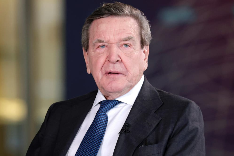 Gerhard Schröder (Archivbild): Der Berliner CDU-Chef kritisiert den Altkanzler aufgrund seiner Russland-Nähe hart.