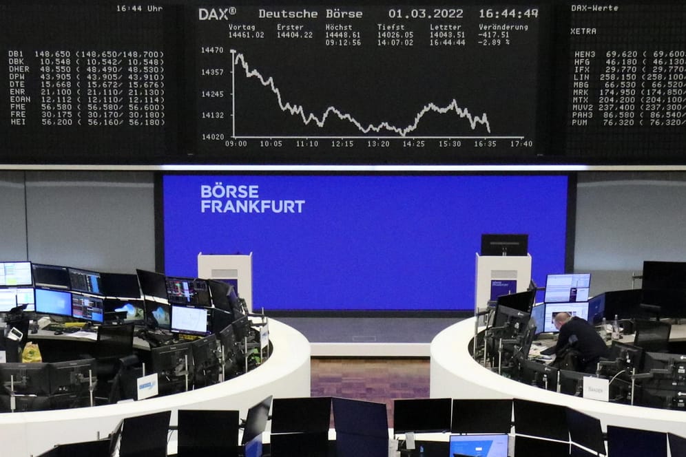 Blick in den Handelssaal der Frankfurter Börse: Der Dax schloss am Dienstag tiefrot.