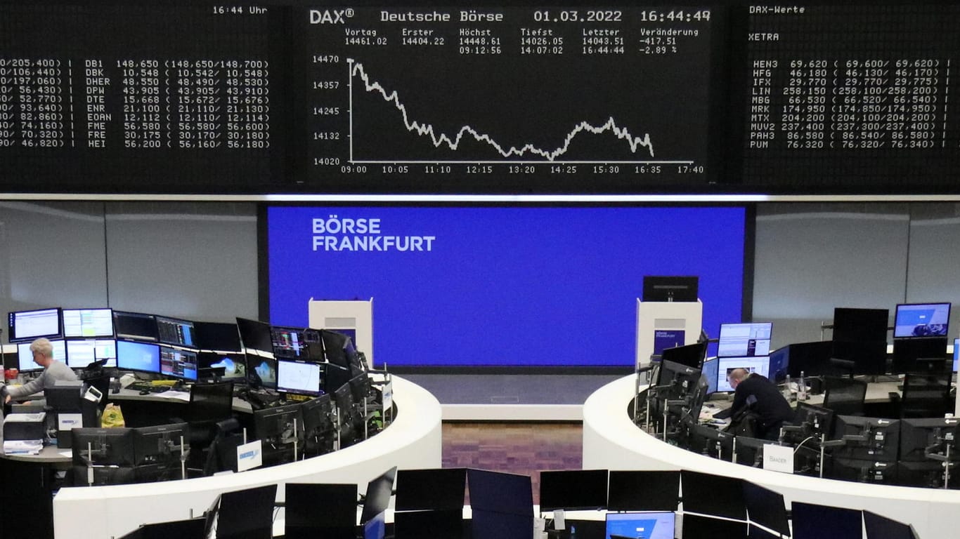Blick in den Handelssaal der Frankfurter Börse: Der Dax schloss am Dienstag tiefrot.