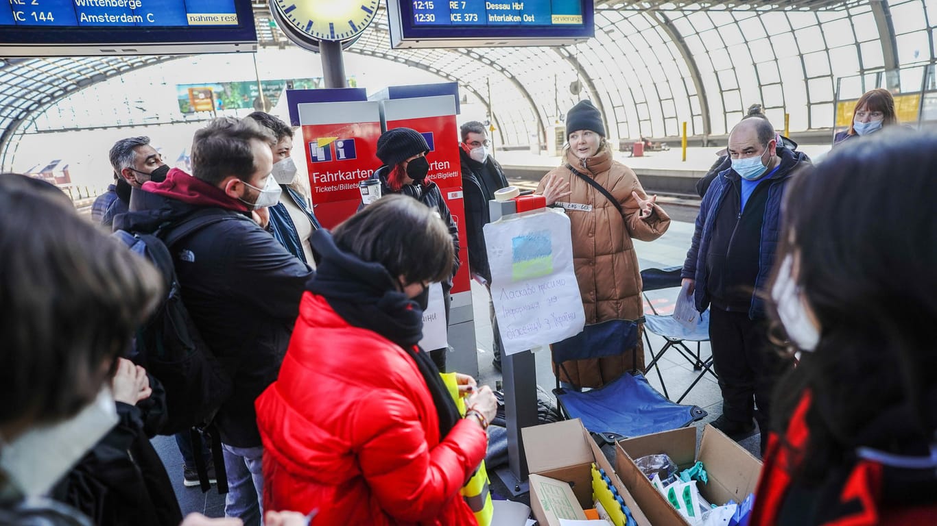 Helfer am Berliner Hauptbahnhof: Hier warten sie auf den Zug aus Warschau mit Geflüchteten aus der Ukraine.