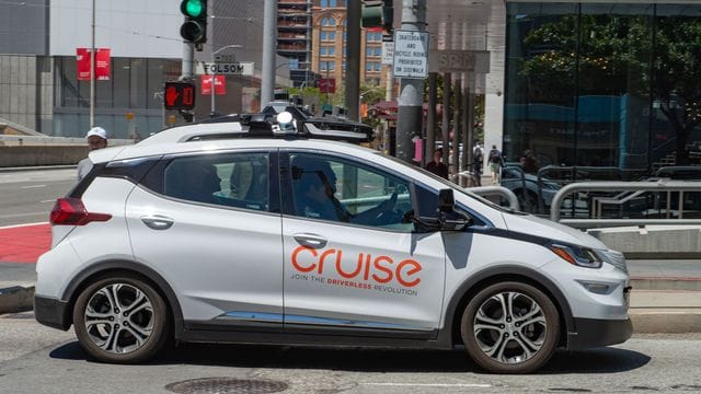 Ein selbstfahrendes Auto der General-Motors-Tochterfirma Cruise im Straßenverkehr in San Francisco.