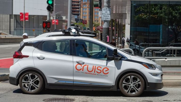 Ein selbstfahrendes Auto der General-Motors-Tochterfirma Cruise im Straßenverkehr in San Francisco.