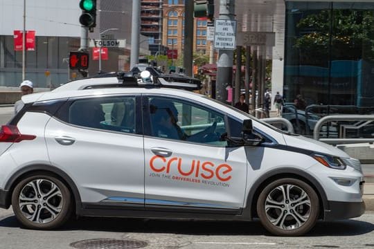 Ein selbstfahrendes Auto der General-Motors-Tochterfirma Cruise im Straßenverkehr in San Francisco.